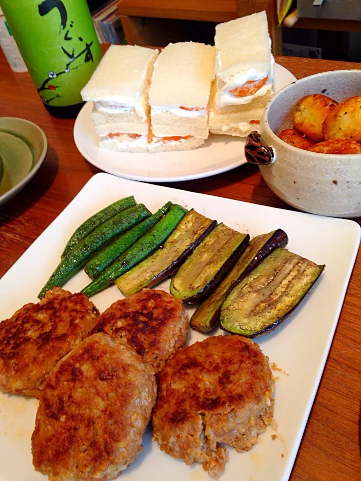 ソースのいらない手ごねハンバーグ、マッシュポテトフライ、フルーツサンド|Kouji  Kobayashiさん