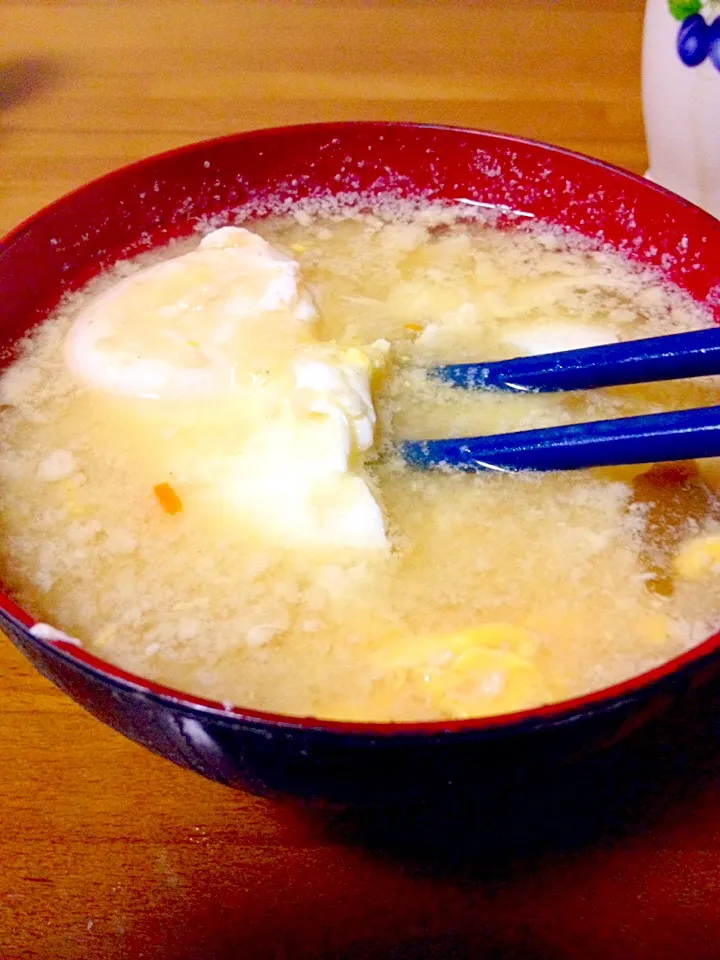 残りの味噌汁に卵2個🍲ブチ込み〜☝️|まいりさん