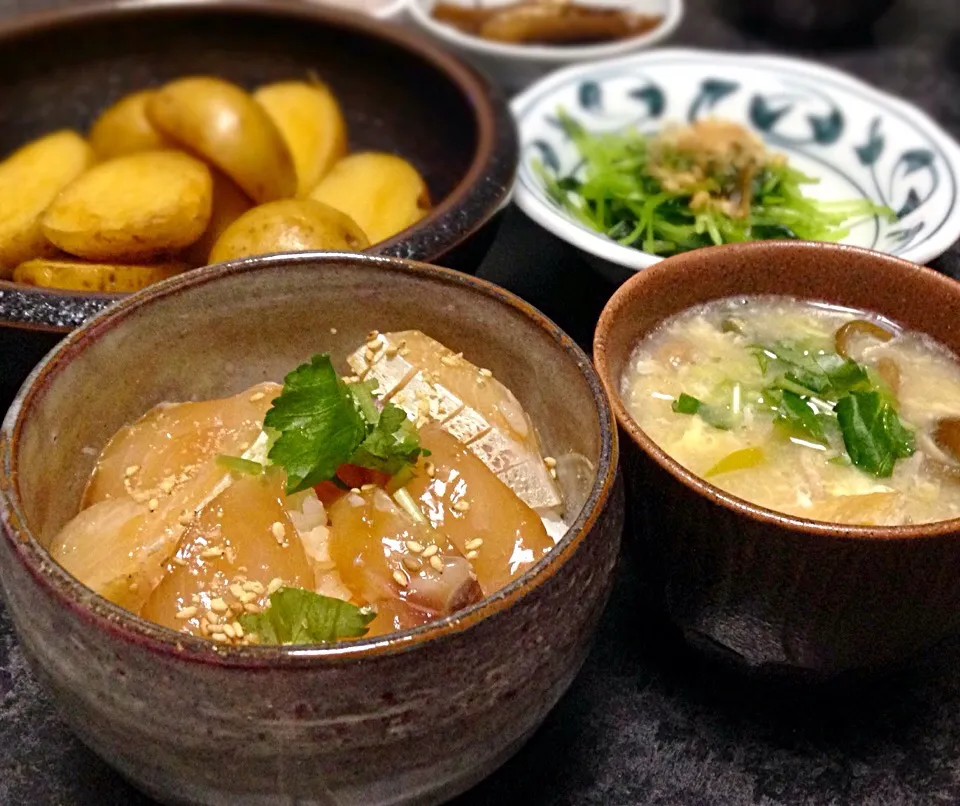 晩ごはん 鯛とカンパチの漬け丼 きのこ汁 北あかりの煮っころがし 三つ葉のおひたし きんぴらゴボウ|ぽんたさん