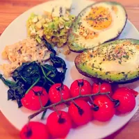 Baked Avocado with Egg|Holly Reedさん