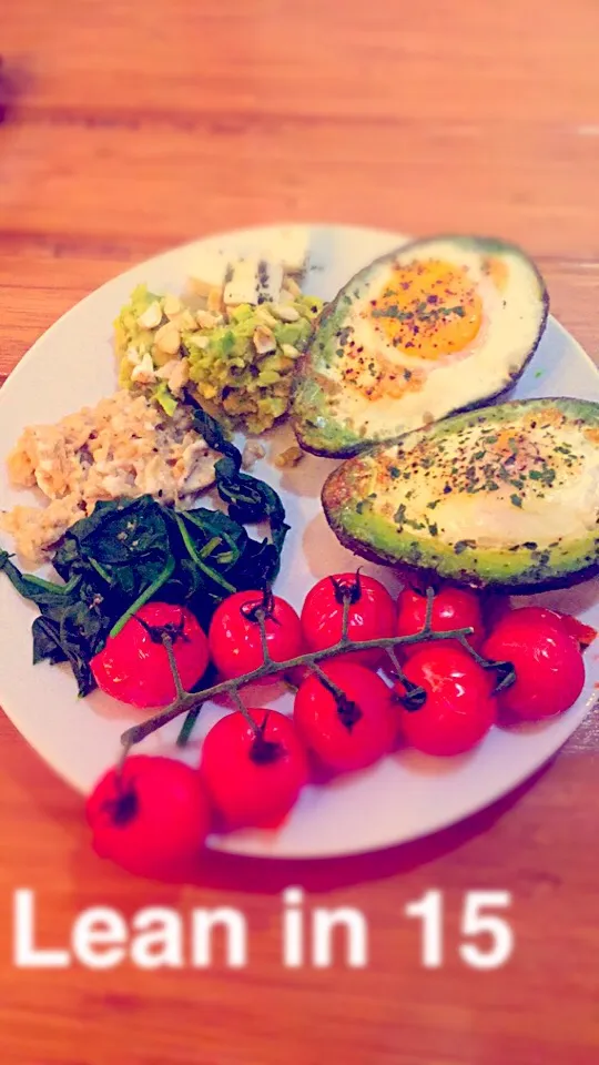 Baked Avocado with Egg|Holly Reedさん