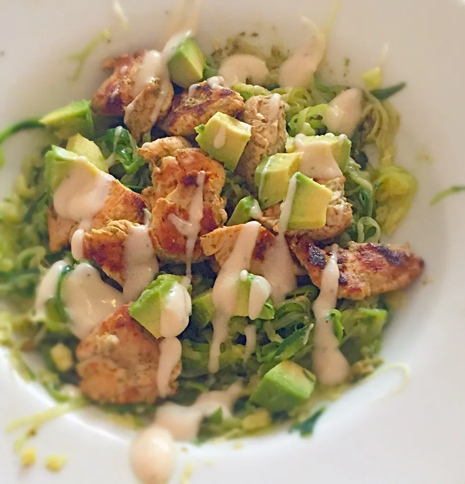 Chicken & Avocado Caeser Courgetti|Holly Reedさん