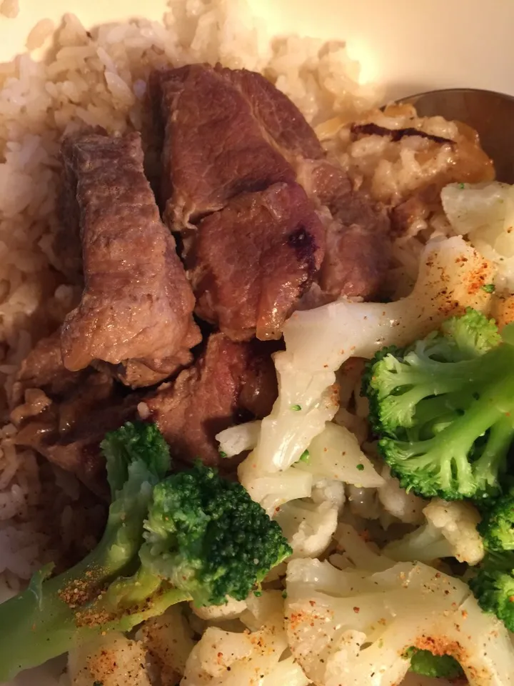 Snapdishの料理写真:Pork with rice and gravy with mixed veggies|Kayla Parsleyさん