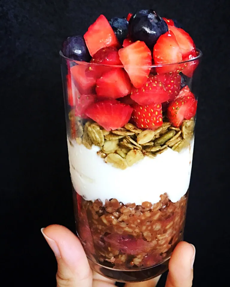 Breakfast parfait- mocha steel cut oats, Greek yogurt, matcha granola and mixed berries|coxiella24さん