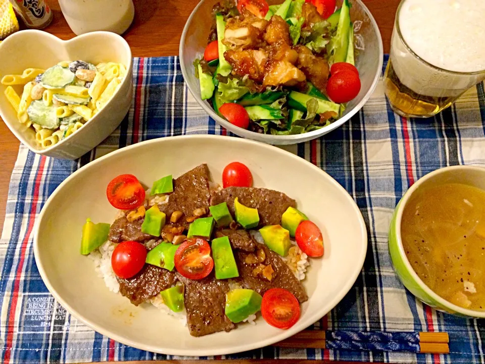 Snapdishの料理写真:牛肉とアボカドのガーリック丼  お肉サラダ コンソメスープ  サラダ豆のパスタ|haseseさん