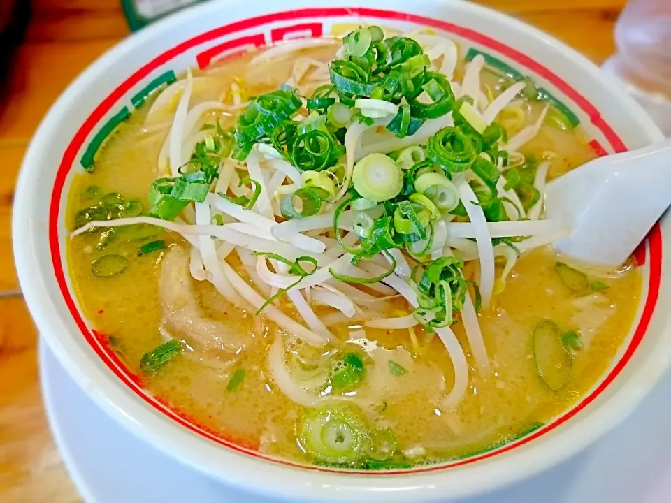 Snapdishの料理写真:今日のお昼は 味噌ラーメン🍜🍥|yokoさん