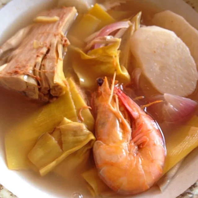 Sinigang na Hiponというフィリピン料理
Hiponとは海老のことで、シニガンはタマリンドで酸っぱくしたスープのこと。
Sinigang na Hiponで海老のシニガンという意味。
なんか私の器には海老よりもバナナの花の蕾の方が多く盛られてますが(；´∀｀)|Kenny Hiraiさん