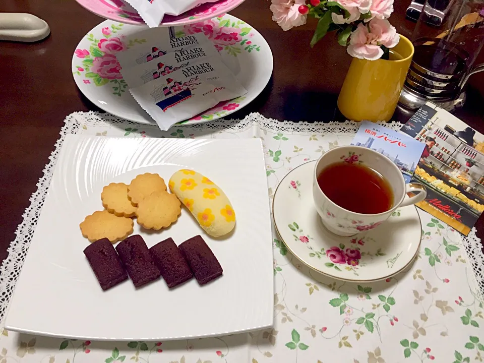 Snapdishの料理写真:東京バナナ  お花柄🌸お初✨
マルヨカ  のクッキー  
ハーバー 💓  東京のお土産いっぱい😊💕|ジャスミンさん