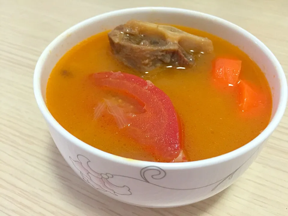 Oxtail soup with carrots and tomatoes|Annabelleさん