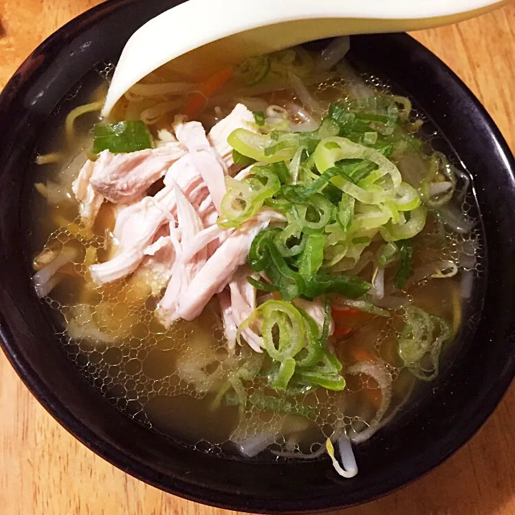 Snapdishの料理写真:バザーで買ったラーメンにゆで鶏&茹で野菜トッピング〜！|kanamumamaさん