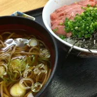 Snapdishの料理写真:ネギトロ丼とそばのセット|Masさん