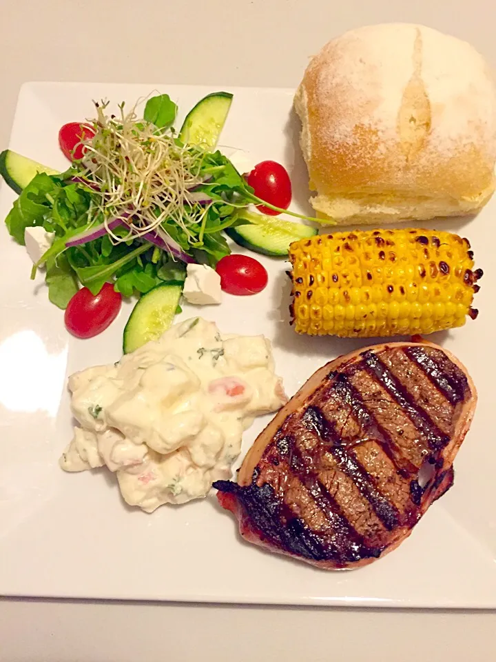 BBQ Fillet Mignon, Corn, Potato Salad, Garden Salad|Chrisy Hillさん