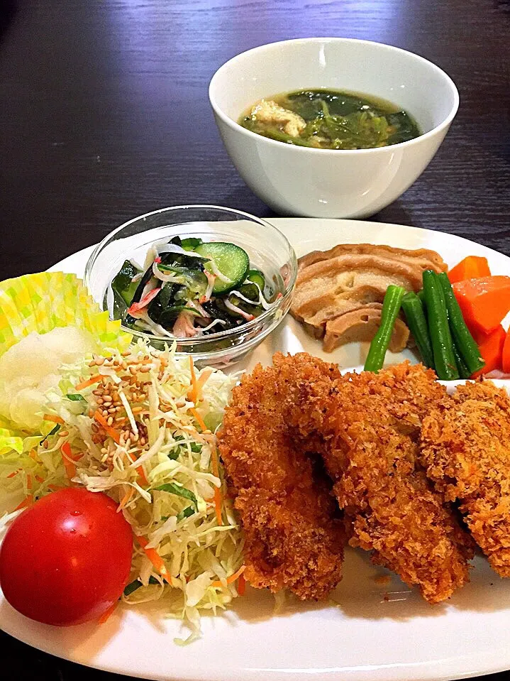 Snapdishの料理写真:⭐️ヒレカツ
⭐️車麩と野菜の煮物
⭐️ワカメとカニカマの酢の物
⭐️ほうれん草と油揚げの味噌汁|よっちぃさん