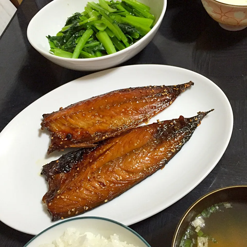 今日の晩ご飯は、寒さばのみりん干し、青菜の翡翠炒め、味噌汁。|ゆえさん