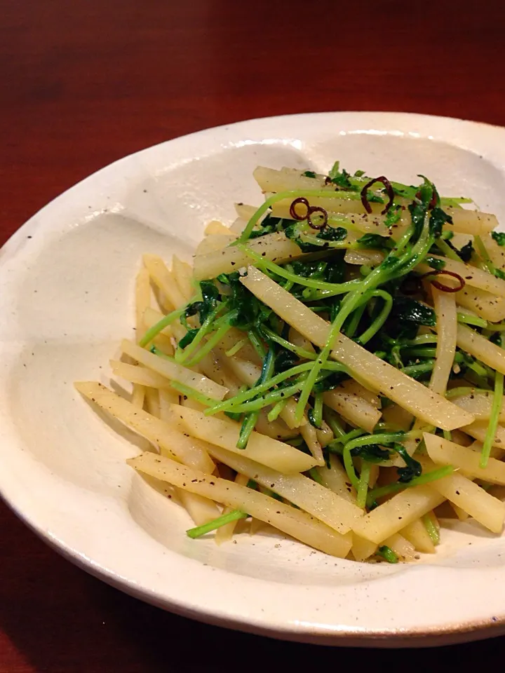 咲きちゃんの料理 豆苗とじゃがいものシャキシャキにんにく炒め✨|hannahさん