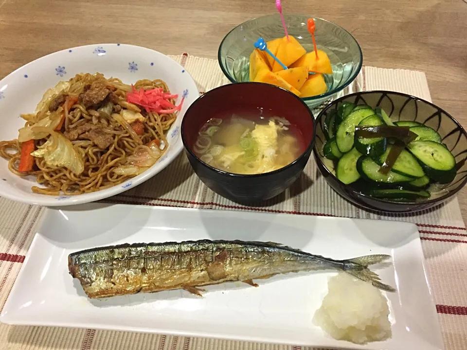 秋刀魚の塩焼き・焼きそば・キュウリの浅漬け・大根のかき卵汁・柿|まーままさん