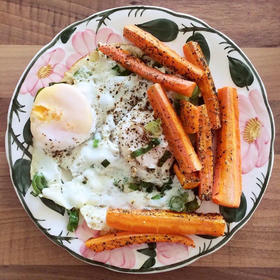 Fried eggs, sunny side up served with glazed carrots 🍳|CatzeMDさん