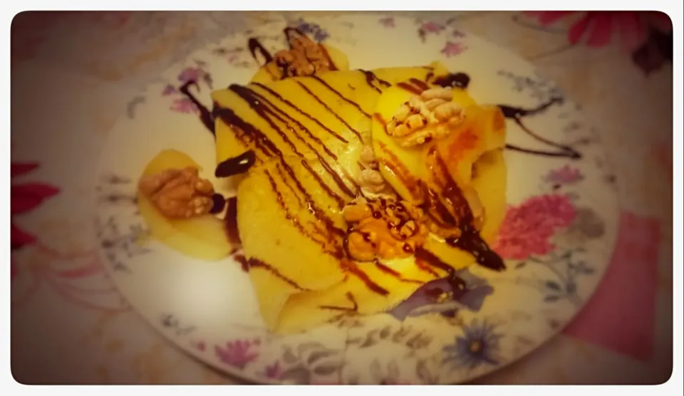 autumn crèpe 
filled with grilled apples, roasted walnuts, vanilla ice cream and topped with icing sugar and chocolate sauce

 #crèpe
 #walnut
 #apple|Najeskaさん