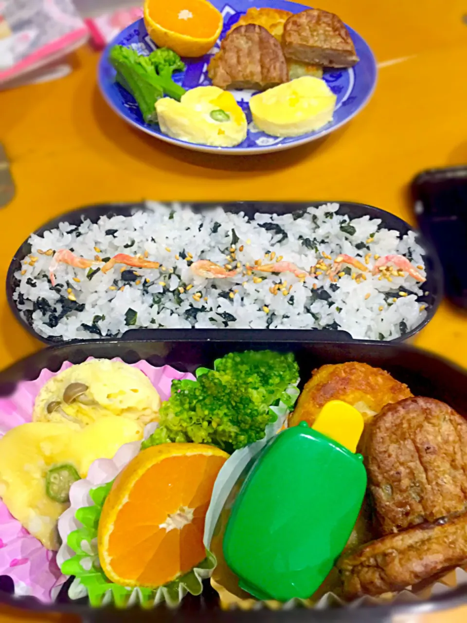 子供お弁当🍱  ハンバーグ  ハッシュブラウンポテト  しめじとオクラ入り卵焼き  ブロッコリー  みかん🍊 ワカメごはん  干し海老  炒りごま|ch＊K*∀o(^^*)♪さん