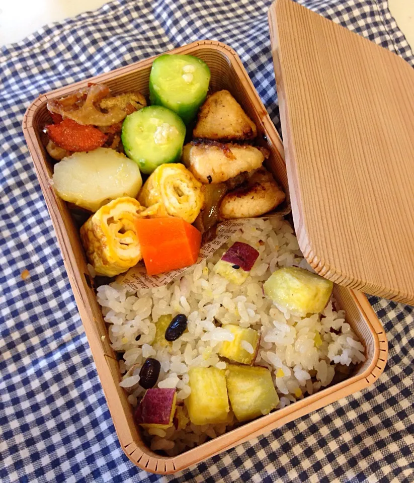 今日のお弁当。さつまいもごはん、鶏胸肉と長ネギのマヨてりやき、根菜きんぴら、塩肉じゃがほか。|Junさん