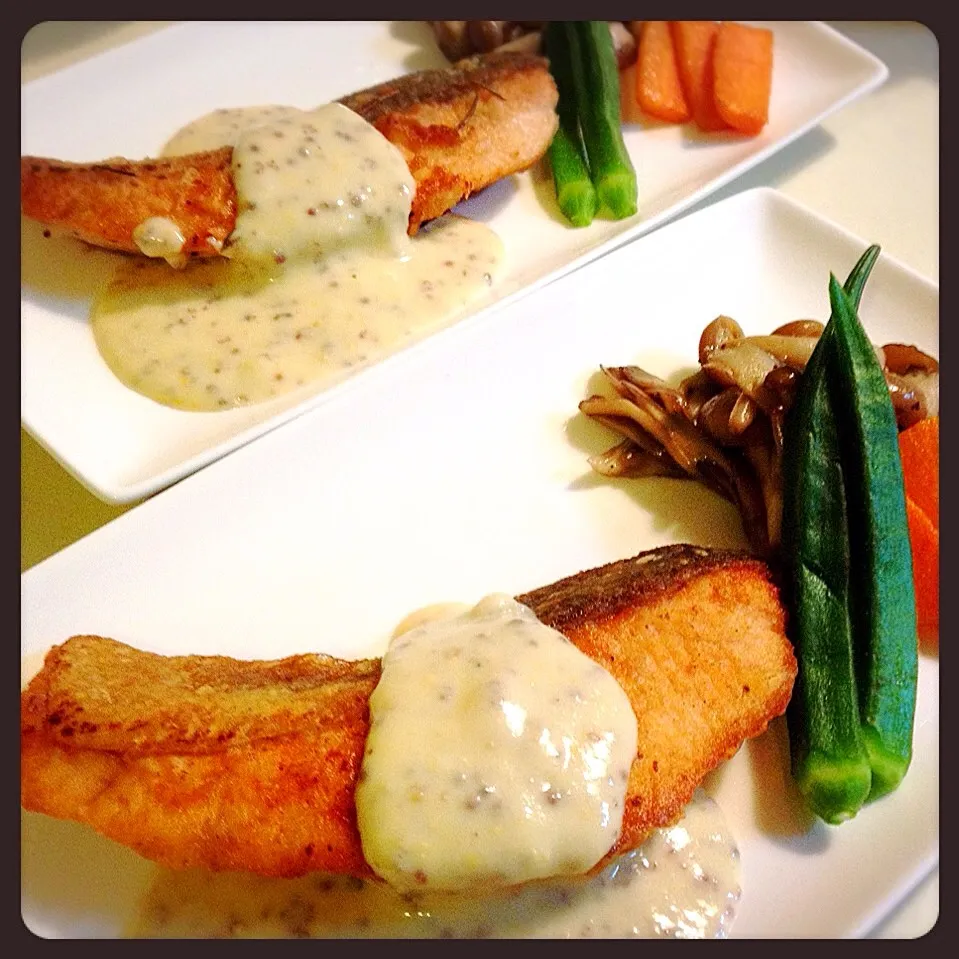 秋鮭のムニエル、粒マスタードクリームで。Salmon Meuniere with whole-grain mustard cream sauce|toyamadaさん