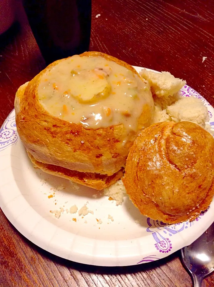 Clam chowder in a bread bowl|kariさん