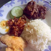 Nasi lemak w beef rendang and fried chicken|diniarishaさん