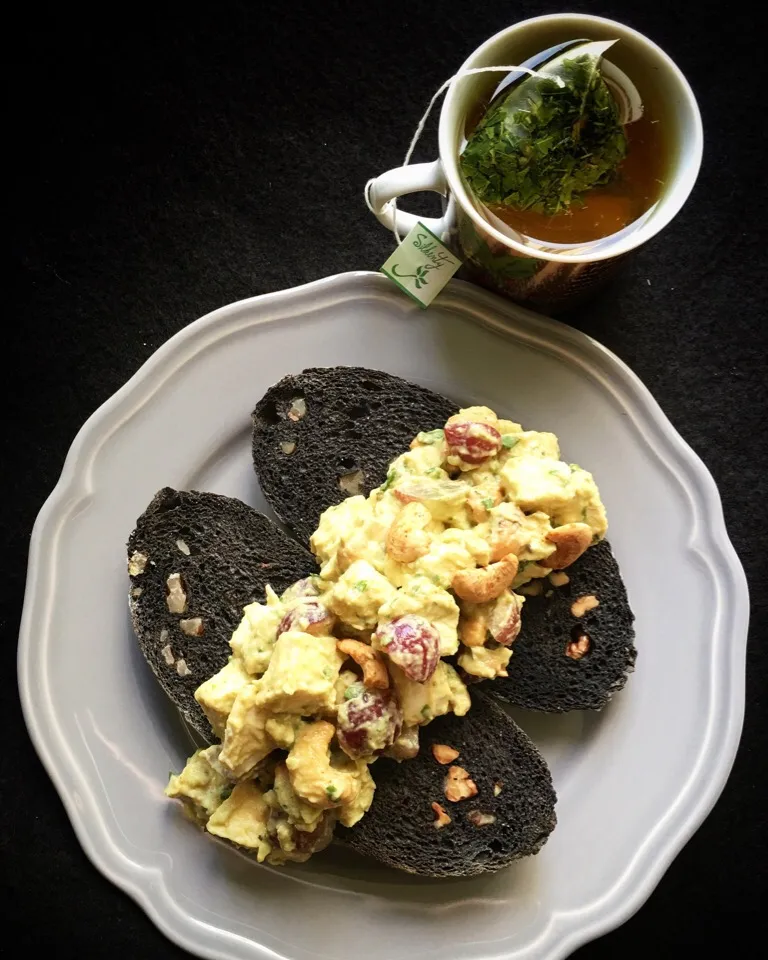 Avocado chicken open faced sandwich on homemade squid ink bread. Lemongrass tea|coxiella24さん