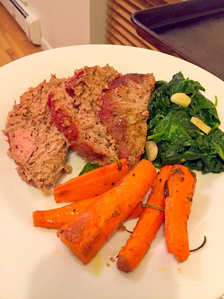 Snapdishの料理写真:Meatloaf with sautéed spinach and roasted carrots|Ericさん