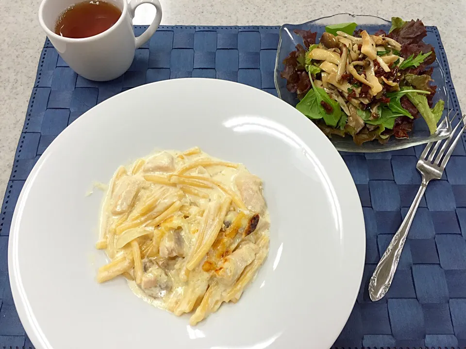 キノコとドライトマトのマリネ
キノコとチキンのグラタン|まつださんさん