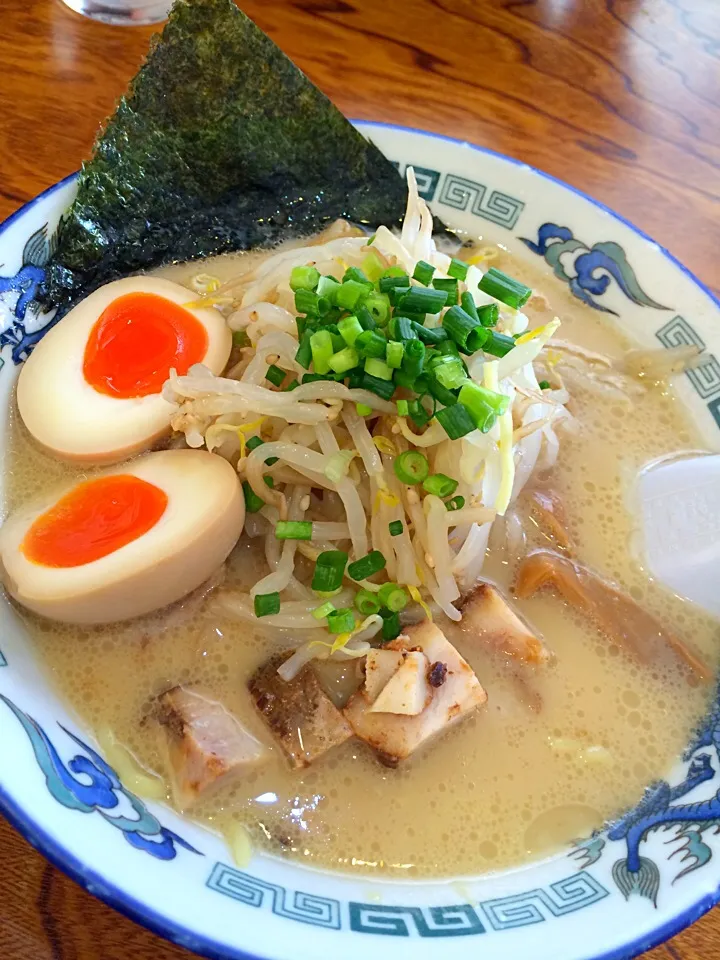 あじ助のもやしラーメン＆煮玉子|もにもにかさん