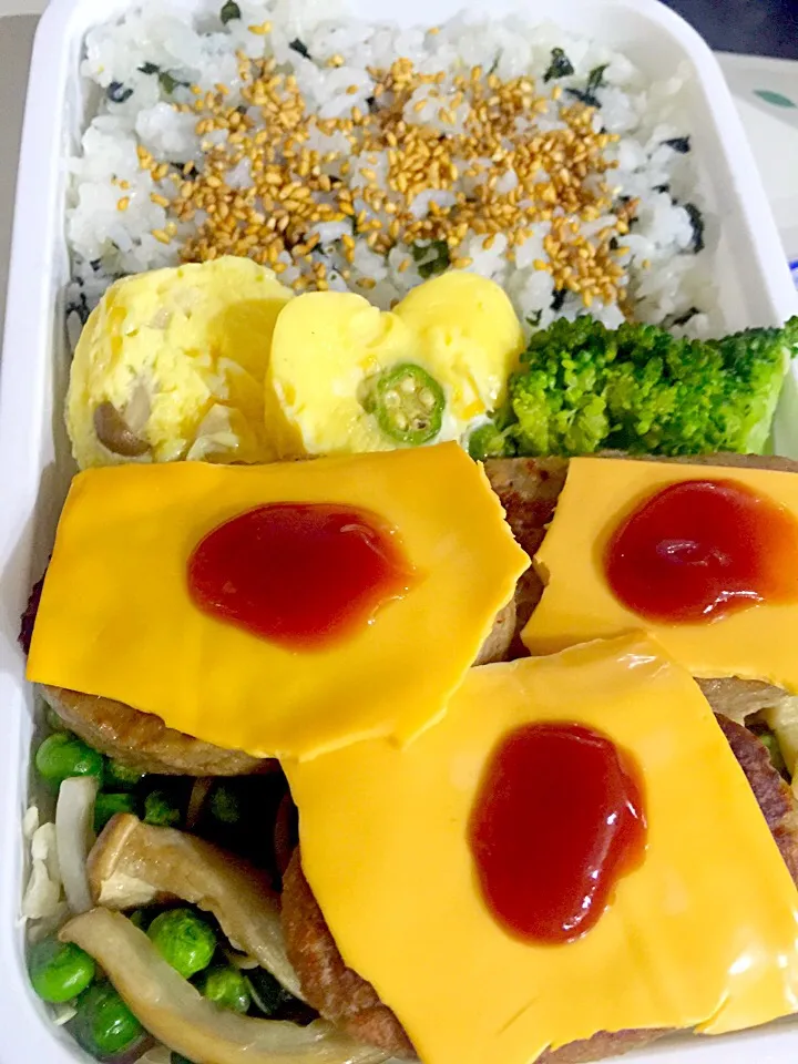 パパお弁当🍱  チーズハンバーグ  エリンギとグリーンピースのソテー  卵焼き  ブロッコリー  キャベツ千切り  ワカメごはん  炒りごま|ch＊K*∀o(^^*)♪さん