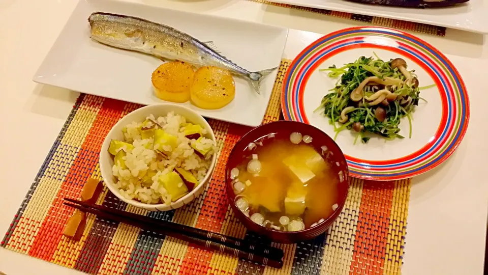 Snapdishの料理写真:今日の夕食　さんまの塩焼き、大根ステーキ、豆苗としめじの塩麹炒め、さつまいもの炊き込みご飯、豆腐とわかめの味噌汁|pinknari🐰🌈さん