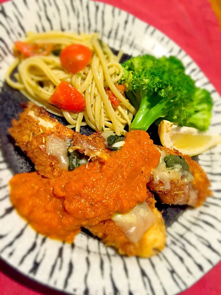 Chicken breast tenderloin Parmesan with home made tomato sauce and pesto pasta.
鳥ササミのチキンパルメジャーノを自家製トマトソースと自家製ペストのバジルパスタで。|Sayaka Jinsenji Huletteさん