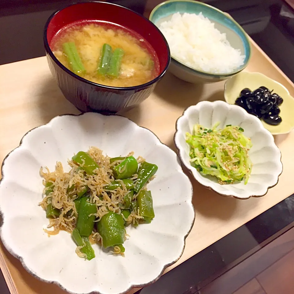 鶏団子のお味噌汁、万願寺唐辛子とじゃこの炊いたん、キャベツとしその即席漬け|はらしおりさん