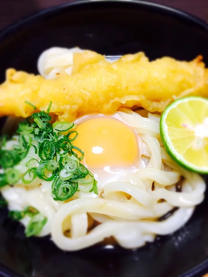 お土産の讃岐生うどんと実家のすだちコラボ     釜玉うどん|みちさん