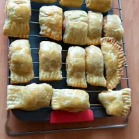 chicken puff pastries.|Ellen Natasha Kabatetsiさん