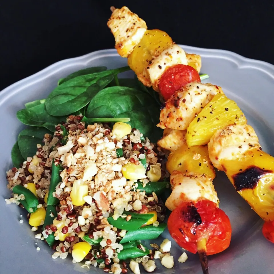 Tropical grilled chicken kebabs. Quinoa salad with baby spinach|coxiella24さん