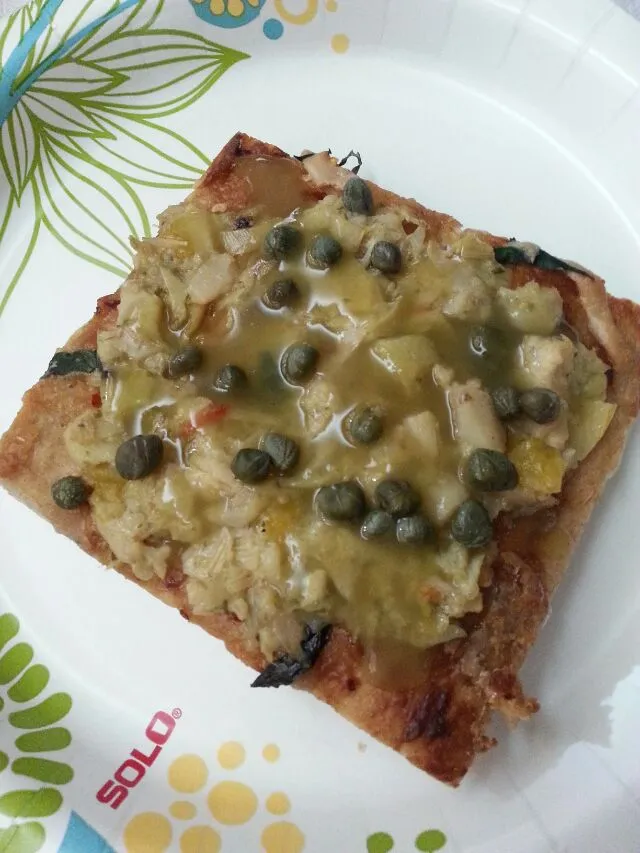 very garlicky vegan roasted garlic pizza that i spruced up with artichoke spread , capers, and hot sauce.|Polly Gelfusoさん