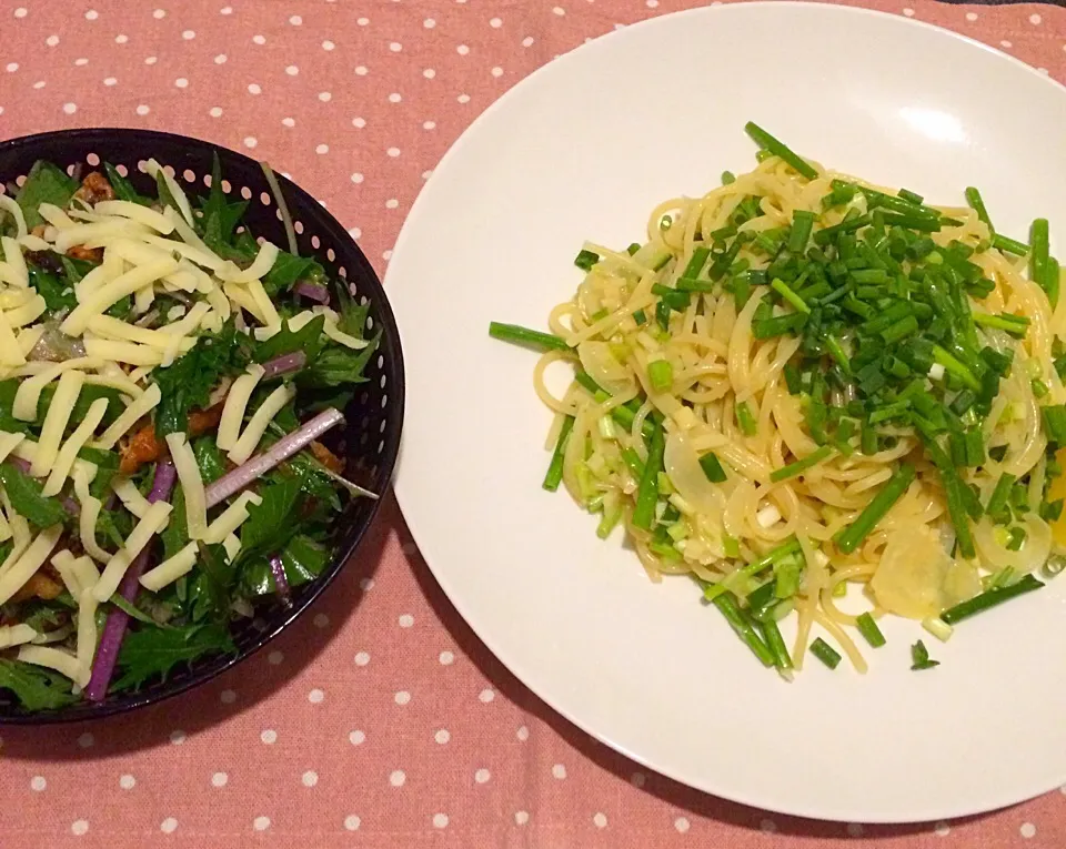 赤水菜とカリカリ鶏皮のサラダ、レモンバターパスタ|Snack PIYOさん