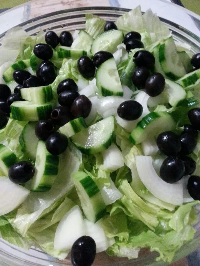 tonight's salad. ice Berg lettuce, cucs, onion, and olives.|Polly Gelfusoさん