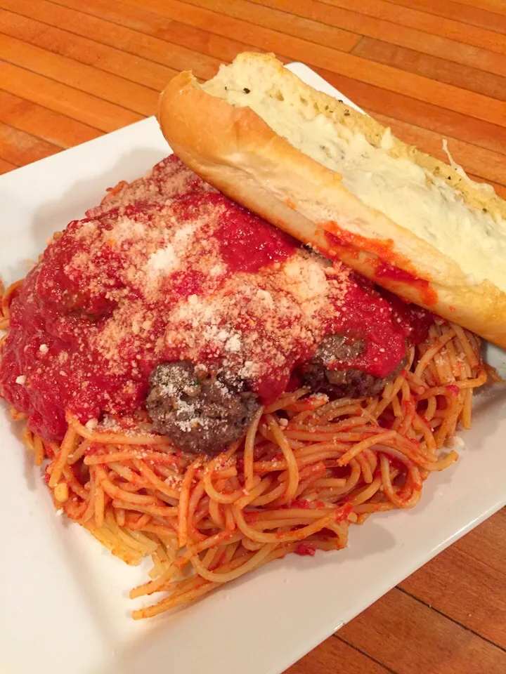 Spaghetti and meatballs with cheesy garlic bread..|Michele Fortunatiさん