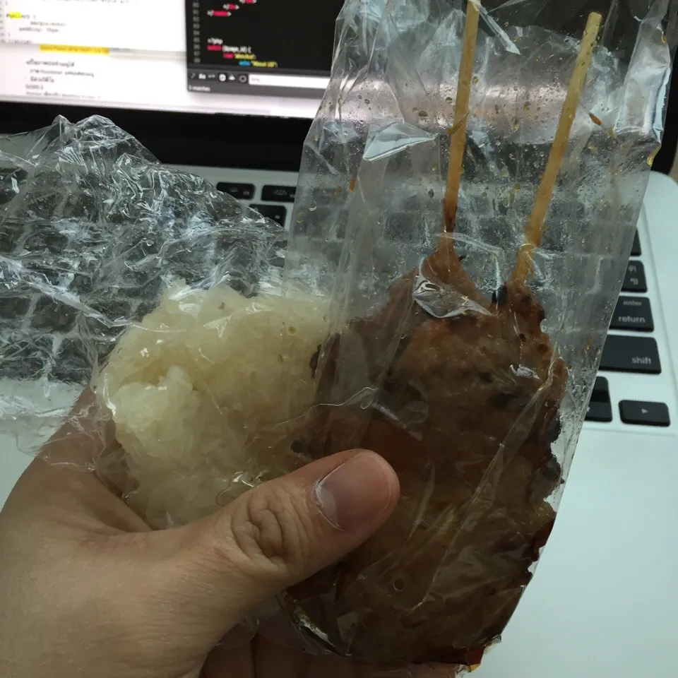 Morning from Bangkok!!!!  Sticky rice and Moo-Ping (grilled pork),  My favorite breakfast.|Tunaさん