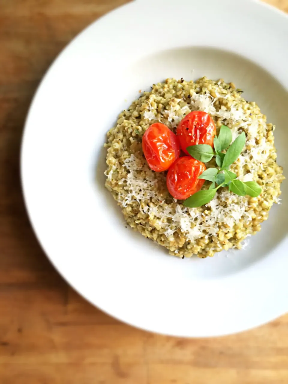 Cheesy pesto steel cut oats with roasted cherry tomatoes|coxiella24さん