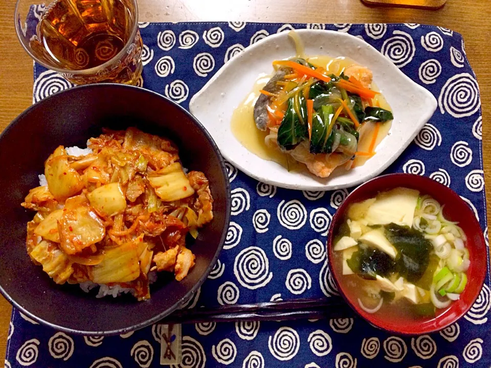 10/14晩御飯
豚キムチ丼 鮭の野菜あんかけ 味噌汁(豆腐＆わかめ)|sayakaさん