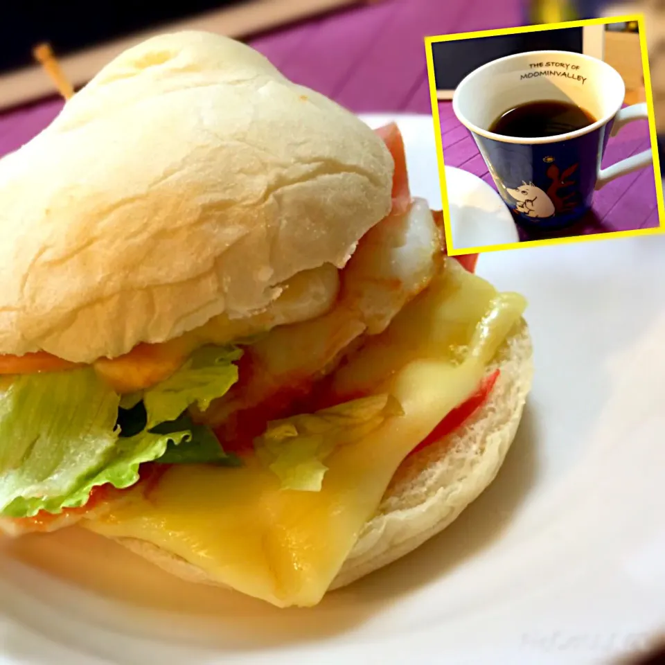 朝ごパン！
タマゴチーズHLTバーガー😋にコーヒー😋|しんやさん