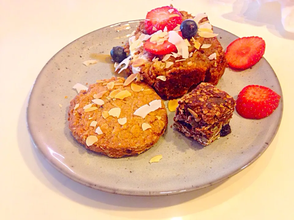 Snapdishの料理写真:Carrot cake and biscuits|Mistaleさん