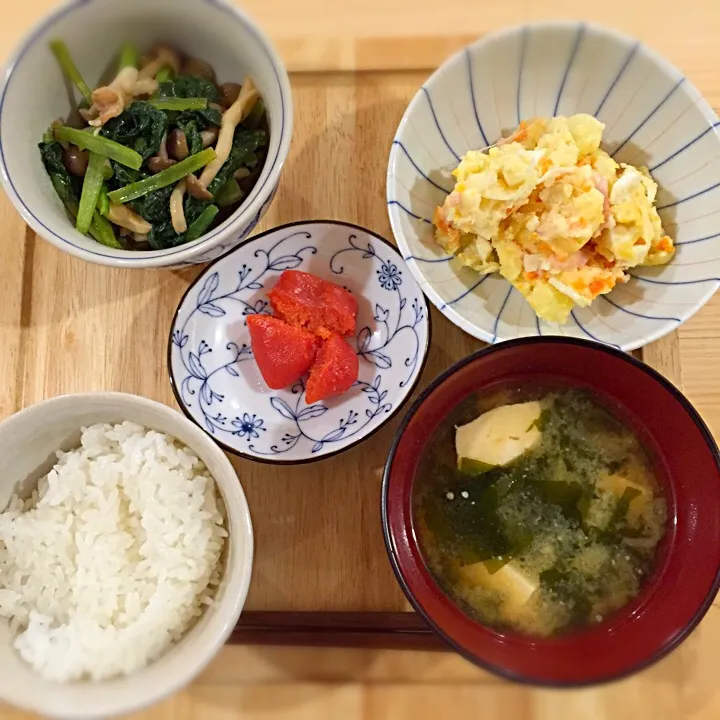 小松菜とシメジの炒めもの🍀ポテトサラダ🍀豆腐とワカメのお味噌汁🍀明太子|mochaさん