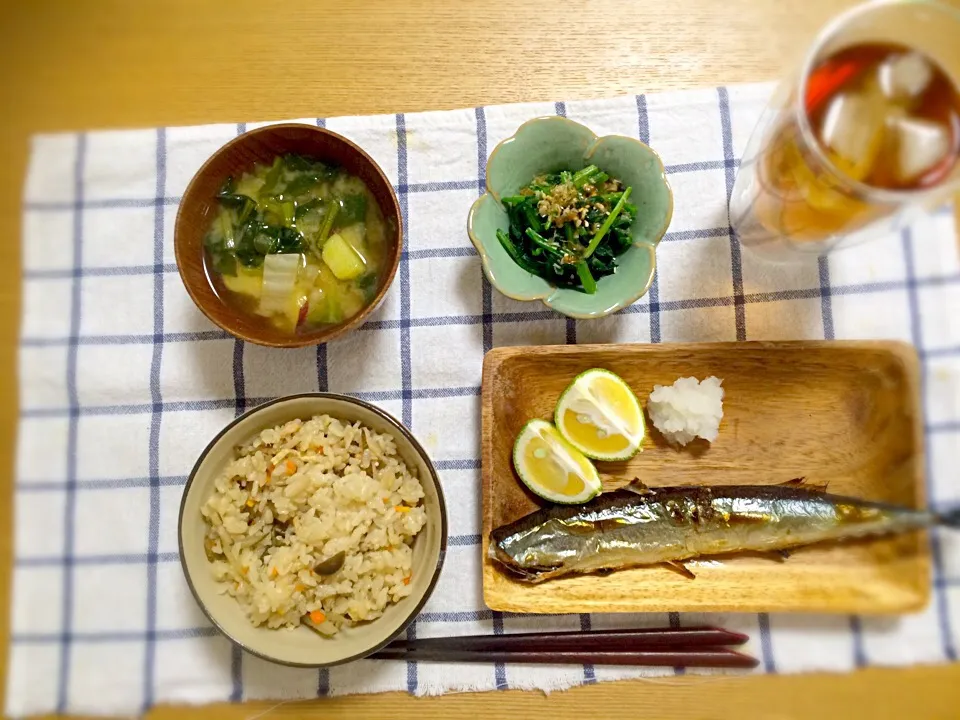 秋刀魚、ほうれん草お浸し、サツマイモ、白菜、小松菜味噌汁、きのこの炊き込みごはん|sayuさん