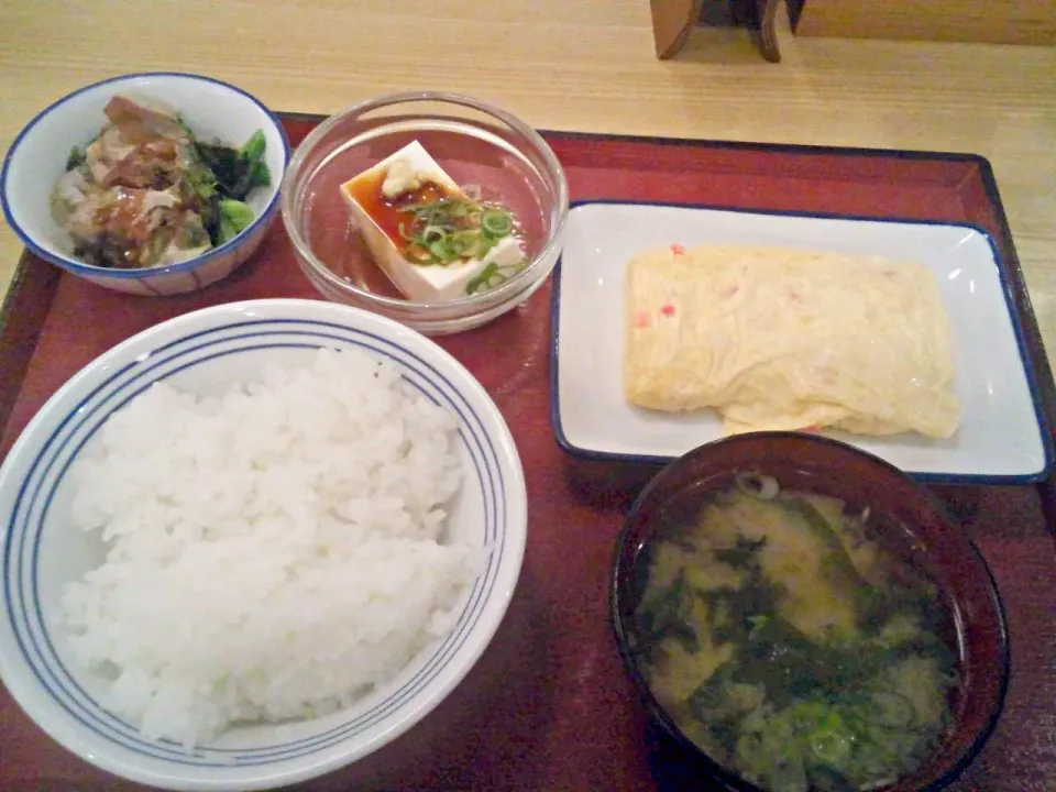 Snapdishの料理写真:京都・西洞院食堂の朝食（ご飯、紅生姜入り出汁巻き卵、冷や奴、ほうれん草のお浸し、味噌汁）|すーさん